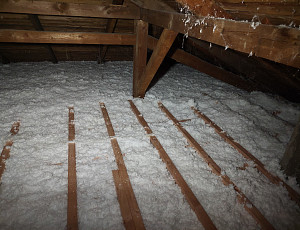 Zateplení stropu zděného rodinného domu pomocí foukané izolace